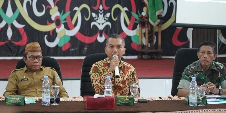 FOTO: IST/MATA KALTENG - Ketua DPRD Seruyan, Zuli Eko Prasetyo (tengah) saat berbicara dalam forum Musrenbang tingkat Kecamatan Serhil di Gedung Serbaguna Kuala Pembuang baru-baru ini.