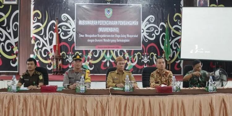 FOTO: IST/MATA KALTENG - Ketua DPRD Seruyan, Zuli Eko Prasetyo (dua dari kanan) saat menghadiri agenda Musrenbang tingkat Kecamatan Serhil di Gedung Serbaguna Kuala Pembuang baru-baru ini.
