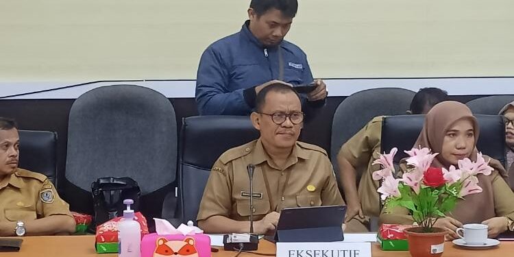 FOTO: ALDI SETIAWAN/MATA KALTENG - Kepala Dinkes Seruyan, Bahrun Abbas (tengah) saat menghadiri RDP di Ruang Rapat Serbaguna DPRD Seruyan beberapa waktu lalu.