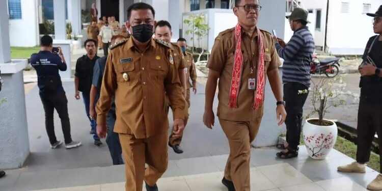 FOTO: PROKOM SERUYAN/MATA KALTENG - Kepala Dinkes Seruyan, Bahrun Abbas (kanan) saat melakukan kunjungan kerja ke Pemkab Melawi, Provinsi Kalimantan Barat beberapa waktu lalu.
