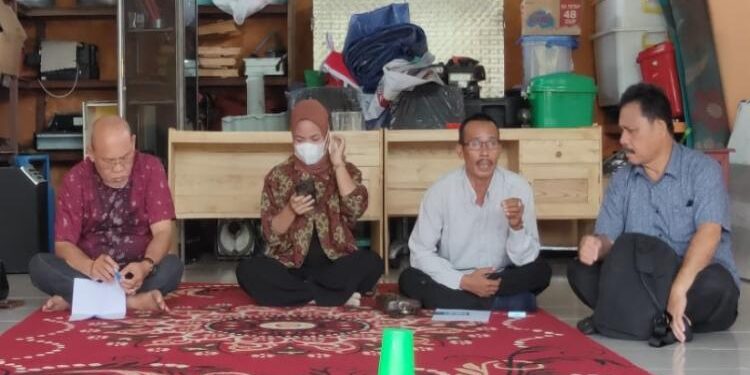 FOTO: IST/MATA KALTENG - Anggota DPRD Seruyan, Argiansyah (kiri) saat melaksanakan reses di Desa Sungai Perlu, Kecamatan Seruyan Hilir beberapa waktu lalu.