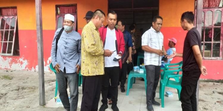 FOTO: IST/MATA KALTENG - Ketua DPRD Seruyan, Zuli Eko Prasetyo (jaket) merah saat melaksanakan reses di Desa Sungai Bakau, Kecamatan Seruyan Hilir Timur beberapa waktu lalu.