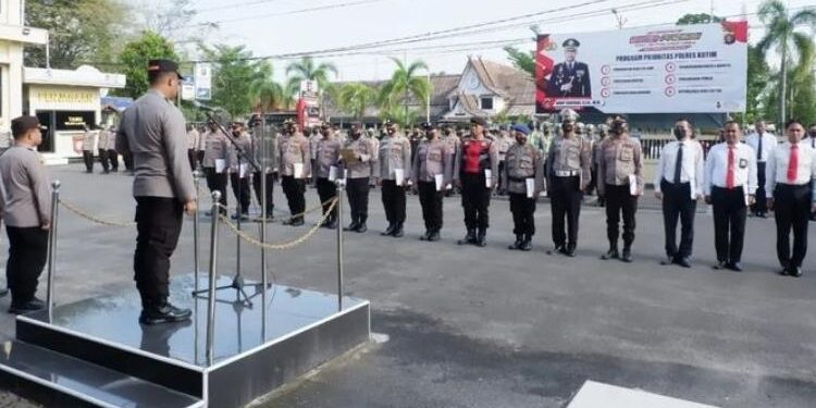 FOTO: HUMAS POLRES KOTIM/MATA KALTENG- Kapolres Kotim, AKBP Sarpani bersama Istri Ririn Sarpani saat memimpin apel pagi di Halaman Mapolres Kotim, Senin 6 Maret 2023.