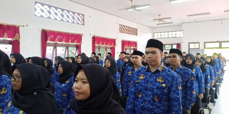 FOTO: ALDI SETIAWAN/MATA KALTENG - Sejumlah CPNS yang diambil sumpah/janji PNS di Gedung Serbaguna Kuala Pembuang, Selasa 7 Maret 2023.