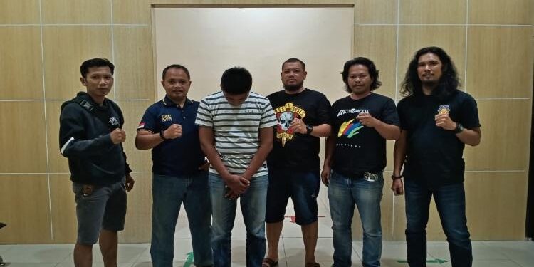 FOTO: IST/MATA KALTENG - Jajaran Resmob Polres Seruyan dibantu Tim Macan Kalteng berhasil amankan pelaku tindak pidana penipuan pada Selasa 7 Maret 2023 malam.