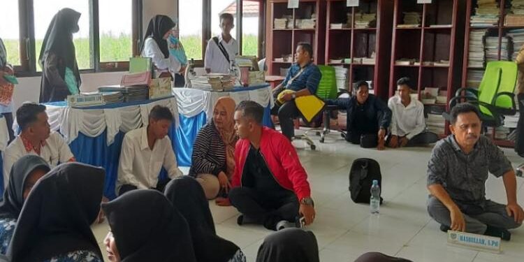FOTO: IST/MATA KALTENG - Jajaran DPRD Seruyan dapil I saat melaksanakan reses di Desa Tanjung Rangas, Kecamatan Seruyan Hilir beberapa waktu lalu.