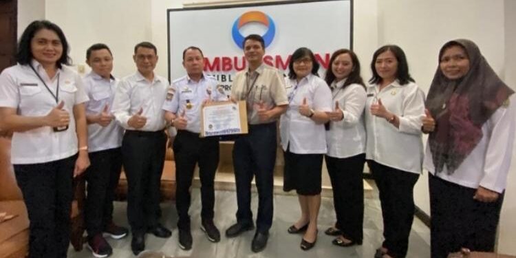 FOTO: IST/MATAKALTENG - Kepala DPMPTSP Kalteng, Sutoyo menerima Piagam Penghargaan Predikat Kepatuhan Standar Pelayanan Publik 2022 di Kantor Ombudsman Perwakilan Kalteng, Rabu 8 Maret 2023.