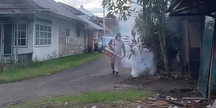 FOTO: ALDI SETIAWAN/MATA KALTENG - Petugas saat melaksanakan Fogging di wilayah dalam Kota Kuala Pembuang beberapa waktu lalu.