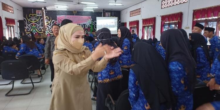 FOTO: ALDI SETIAWAN/MATA KALTENG - Wakil Bupati Seruyan, Iswanti saat bersalaman dengan para CPNS yang baru diangkat menjadi PNS di Gedung Serbaguna Kuala Pembuang, kemarin.