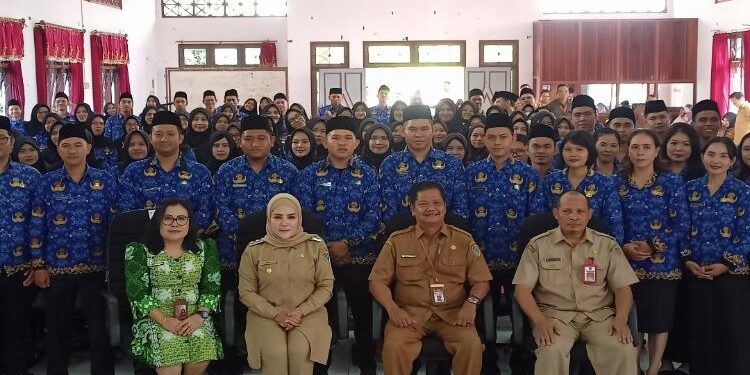 FOTO: ALDI SETIAWAN/MATA KALTENG - Wakil Bupati Seruyan, Iswanti (dua dari kiri depan) saat berfoto bersama dengan CPNS yang baru diambil sumpah/janji PNS di Gedung Serbaguna Kuala Pembuang, kemarin.
