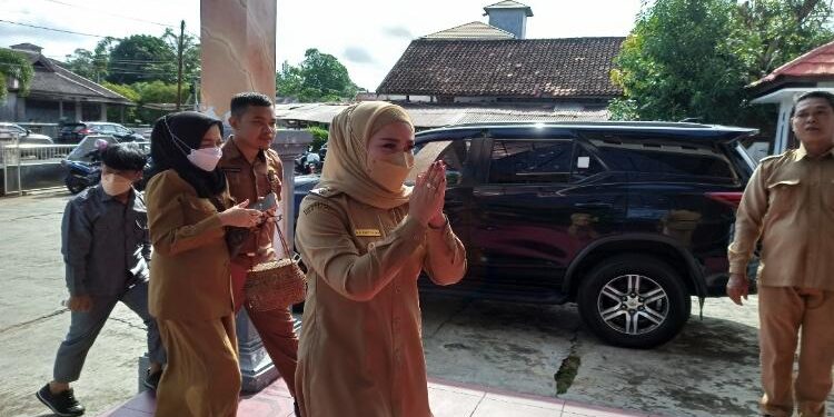 FOTO: ALDI SETIAWAN/MATA KALTENG - Wakil Bupati Seruyan, Iswanti saat menghadiri agenda pemerintah di Gedung Serbaguna Kuala Pembuang baru-baru ini.