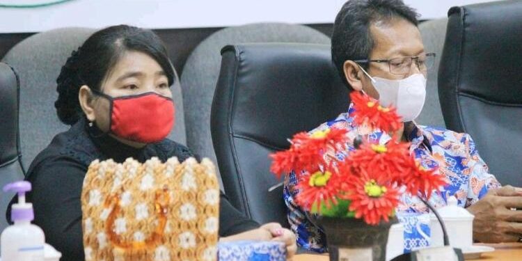 Anggota DPRD Seruyan, Atinita (kiri).