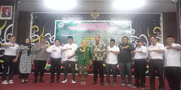 FOTO: ALDI SETIAWAN/MATA KALTENG - Wakil Ketua I DPRD Seruyan, Bambang Yantoko (lima dari kiri) saat menghadiri acara pengukuhan DPD Aspakindo Kabupaten Seruyan periode 2023-2028 di Gedung Serbaguna Kuala Pembuang, Kamis 9 Maret 2023 malam.