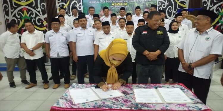 FOTO: ALDI SETIAWAN/MATA KALTENG - Wakil Bupati Seruyan, Iswanti saat menandatangani berita acara dalam agenda pengukuhan DPD Aspakindo Kabupaten Seruyan periode 2023-2028 di Gedung Serbaguna Kuala Pembuang, Kamis 9 Maret 2023 malam.