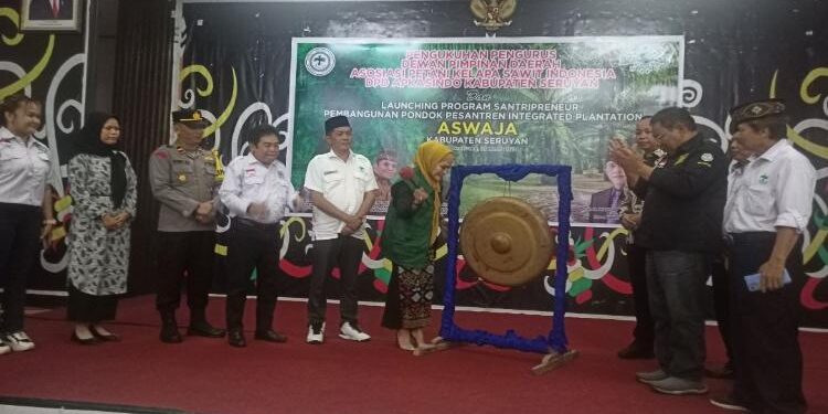 FOTO: ALDI SETIAWAN/MATA KALTENG - Wakil Bupati Seruyan, Iswanti saat memukul gong dalam agenda pengukuhan DPD Aspakindo Kabupaten Seruyan periode 2023-2028 di Gedung Serbaguna Kuala Pembuang, Kamis 9 Maret 2023 malam.