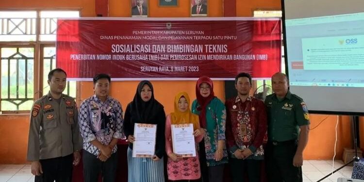 FOTO: IST/MATA KALTENG - Kepala DPMPTSP Seruyan, Agung Setiawan (dua dari kanan) saat menghadiri sosialisasi dan bimtek penerbitan NIB dan pemrosesan IMB di Kecamatan Seruyan Raya beberapa waktu lalu.