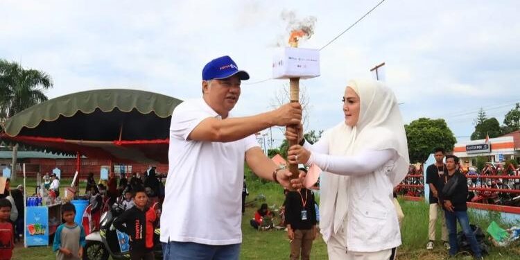 FOTO: IST/MATA KALTENG - Wakil Bupati Seruyan, Iswanti (kanan) saat menerima obor estafet dalam pelaksanaan jalan sehat BUMN di Lapangan Gagah Lurus Kuala Pembuanh akhir pekan lalu.