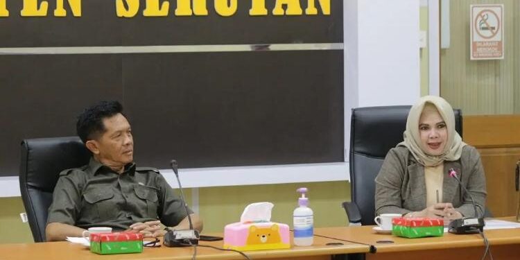 FOTO: IST/MATA KALTENG - Wakil Ketua I DPRD Seruyan, Bambang Yantoko (kiri) saat menerim kunker DPRD Tapin di ruang rapat serbaguna DPRD Seruyan beberapa waktu lalu.