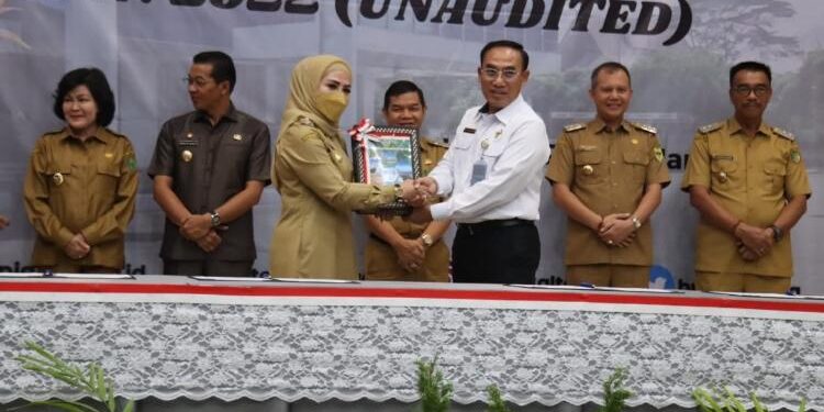 FOTO: IST/MATA KALTENG - Wakil Bupati Seruyan, Iswanti (kiri depan) saat menyerahkan secara simbolis LKPD Seruyan unaudited tahun anggaran 2022 kepada BPK RI Perwakilan Kalteng di Palangka Raya, Senin 13 Maret 2023.