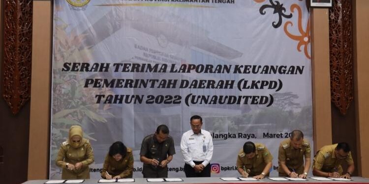 FOTO: IST/MATA KALTENG - Wakil Bupati Seruyan, Iswanti (kiri) saat menghadiri agenda serah terima LKPD unaudited tahun 2022 di Palangka Raya, Senin 13 Maret 2023.