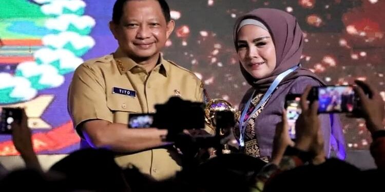 FOTO: PROKOM SERUYAN/MATA KALTENG - Wakil Bupati Seruyan, Iswanti (kanan) saat menerima penghargaan UHC dari Mendagri, Tito Karnavian (kiri) di Jakarta, Selasa 14 Maret 2023.