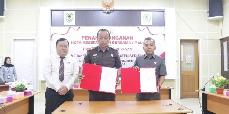 FOTO: IST/MATA KALTENG - Ketua DPRD Seruyan, Zuli Eko Prasetyo (kanan) saat selesai menandatangani perjanjian kerja sama antara DPRD Seruyan dengan Kejari Seruyan di ruang rapat Serbaguna DPRD setempat, kemarin.