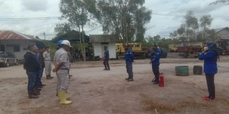FOTO: IST/MATA KALTENG - Pihak DPKP Seruyan Bidang Pencegahan saat melaksanakan simulasi dan sosialisasi APAR di salah satu PBS perkebunan kelapa sawit di wilayah setempat, Selasa 14 Maret 2023.
