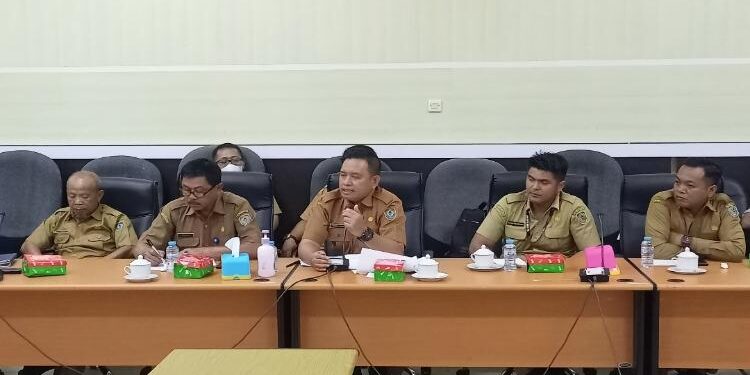 FOTO: ALDI/MATA KALTENG - Kepala Disdik Seruyan, Rusdi Hidayat (tenga) saat memberikan penjelasan dalam RDP yang digelar di ruang rapat Serbaguna DPRD Seruyan, kemarin.