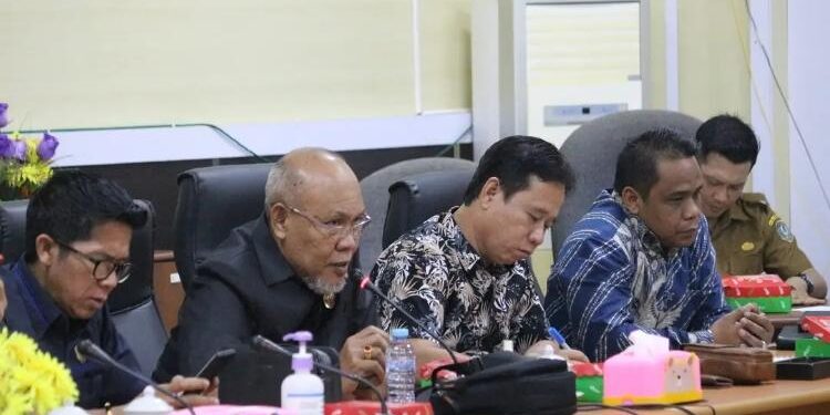 FOTO: IST/MATA KALTENG - Anggota DPRD Seruyan, Argiansyah (dua dari kiri) saat mengikuti rapat bersama anggota DPRD lainnya di ruang rapat kantor DPRD setempat beberapa waktu lalu.