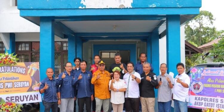FOTO: IST/MATA KALTENG - Kepala Diskominfosandi Kabupaten Seruyan, Reson Rusdianto (empat dari kiri) saat berfoto bersama seusai pelantikan pengurus PWI Kabupaten Seruyan periode 2022-2025 di Palangka Raya, Rabu 15 Maret 2023.
