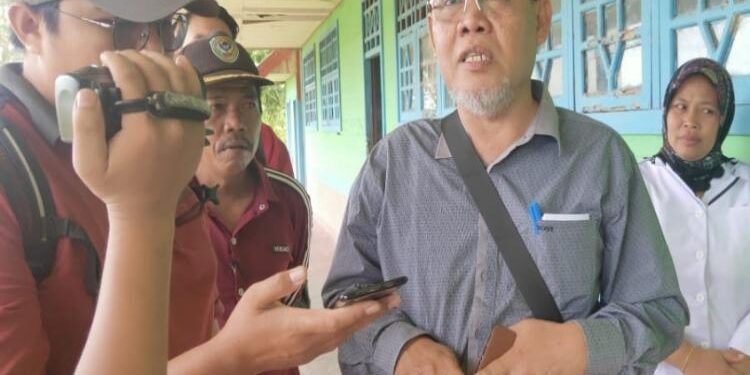 FOTO: IST/MATA KALTENG - Anggota DPRD Seruyan, Argiansyah diwawancarai awak media saat reses di Desa Tanjung Rangas, Kecamatan Seruyan Hilir beberapa waktu lalu.