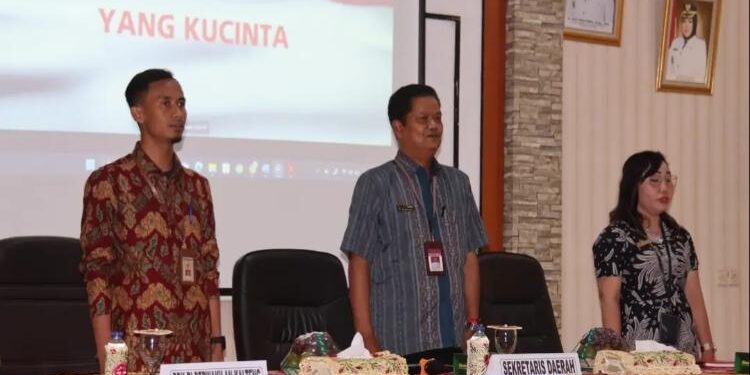 FOTO: PROKOM SERUYAN/MATA KALTENG - Sekda Seruyan, Djainu'ddin Noor (tengah) saat menghadirikegiatan Entry Meeting Audit Rinci atas LKPD Seruyan unaudited tahun anggaran 2022 di Aula BKAD Seruyan, Kamis 16 Maret 2023.