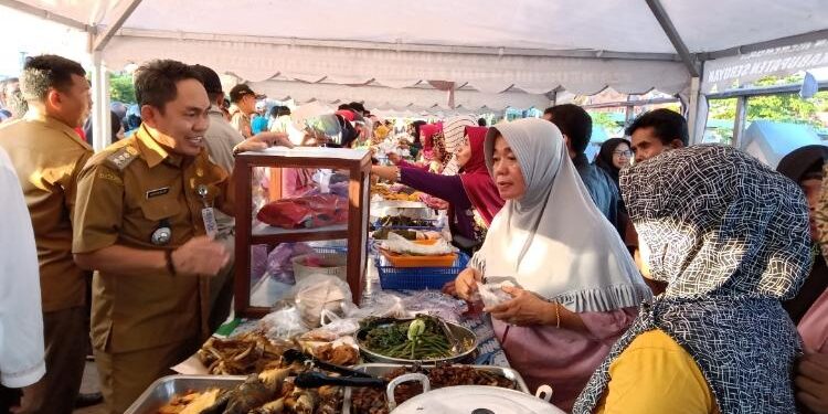 FOTO: DOK. ALDI/MATA KALTENG - Suasana saat pelaksanaan Pasar Ramadan pada tahun 2019 silam di depan Stadion Mini Gagah Lurus Kuala Pembuang.