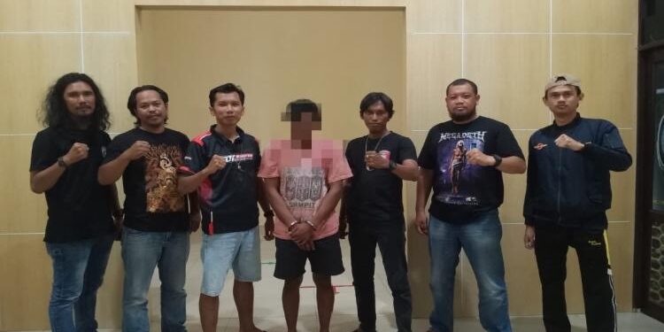 FOTO: IST/MATA KALTENG - Jajaran Polres Seruyan saat berhasil mengamankan AS (30) yang merupakan pelaku tindak pidana saat hendak melarikan diri ke Palangka Raya, Kamis 16 Maret 2023 kemarin.