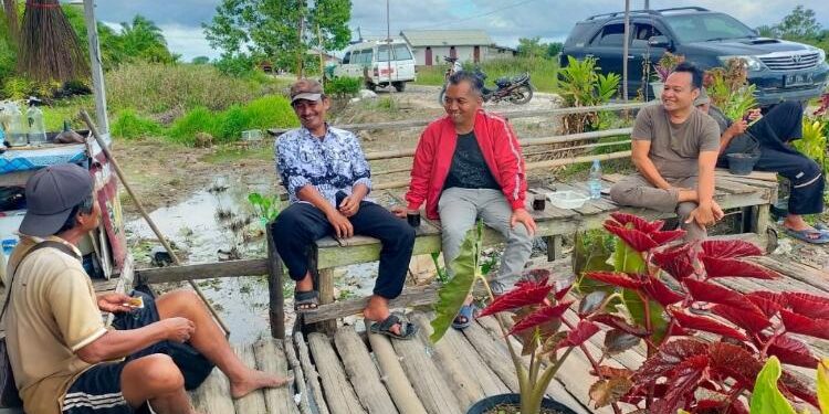 FOTO: IST/MATA KALTENG - Ketua DPRD Seruyan, Zuli Eko Prasetyo (jaket merah) saat berdiskusi dengan masyarakat di salah satu desa wilayah setempat.