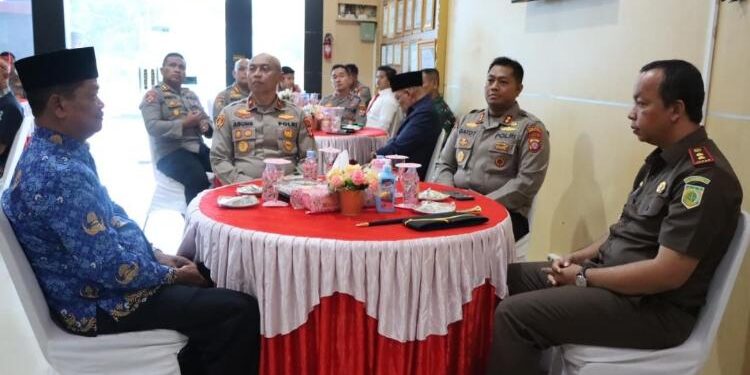 FOTO: IST/MATA KALTENG - Wakapolda Kalteng Brigjen Pol. Mohamad Agung Budijono S.I.K. (dua dari kiri) saat menghadiri silahturahmi bersama Forkopimda dan sejumlah pihak terkait lainnya dalam rangkai Orientaai Kewilayahan di Polres Seruyan, Senin 20 Maret 2023.