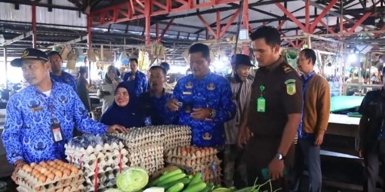 FOTO: PROKOM SERUYAN/MATA KALTENG - Sekda Seruyan, Djainu'ddin Noor beserta TIPD Seruyan saat melaksanakan sidak bahan pokok menjelang Ramadan 144 Hijriah di Pasar Saik Kuala Pembuang, Senin 20 Maret 2023.