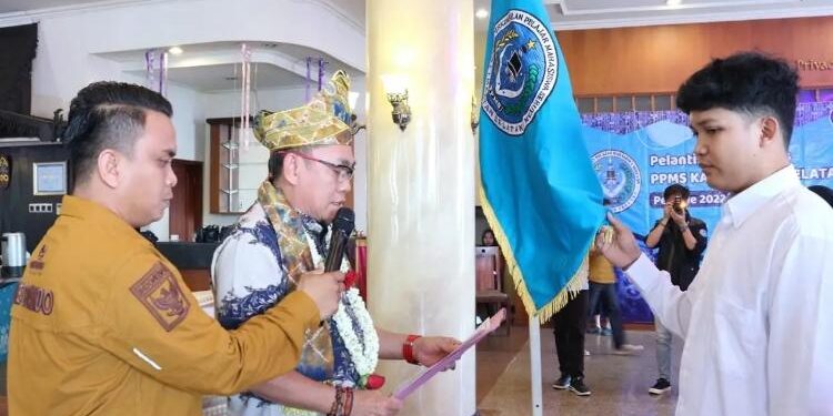 FOTO: PROKOM SERUYAN/MATA KALTENG - Asisten Perekonomian dan Pembangunan Setda Seruyan, Adhian Noor saat melantik PPMS Kalsel di Banjarmasin baru-baru ini.