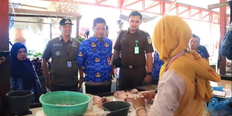 FOTO: PROKOM SERUYAN/MATA KALTENG - Sekda Seruyan, Djainu'ddin Noor beserta TIPD Seruyan saat melaksanakan sidak bahan pokok menjelang Ramadan 144 Hijriah di Pasar Saik Kuala Pembuang, Senin 20 Maret 2023.