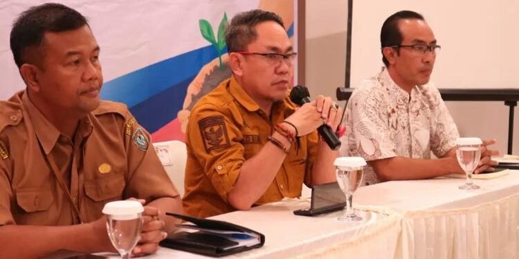 FOTO: PROKOM SERUYAN/Asisten Perekonomian dan Pembangunan Setda Seruyan, Adhian Noor (tengah) saat memimpin jalannya konsultasi publik penyusunan Perbub mengenai Pedoman Alokasi Sisa DBHDR, kemarin.