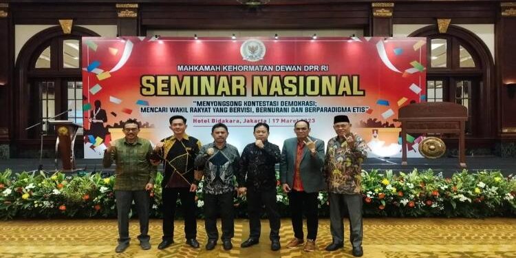 FOTO: IST/MATAKALTENG - Anggota DPRD Seruyan, Hadinur (dua dari kanan) bersama jajaran DPRD Seruyan lainnya saat menghadiri Seminar Nasional Mahkamah Kehormatan Dewan DPR RI di Jakarta beberapa waktu lalu.