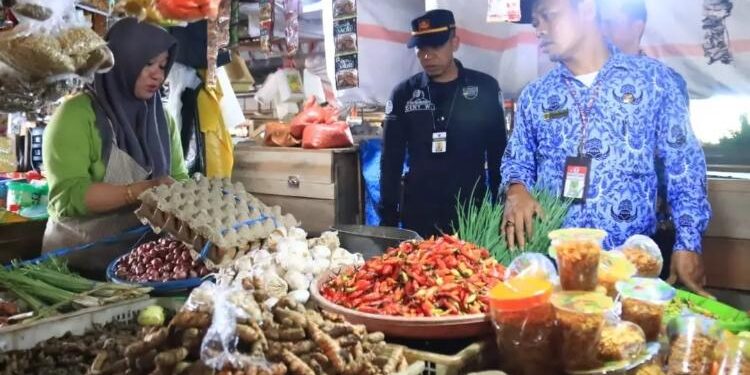FOTO: PROKOM SERUYAN/MATA KALTENG - Pemkab Seruyan saat melaksanakan sidak di Pasar Saik Kuala Pembuang, kemarin.