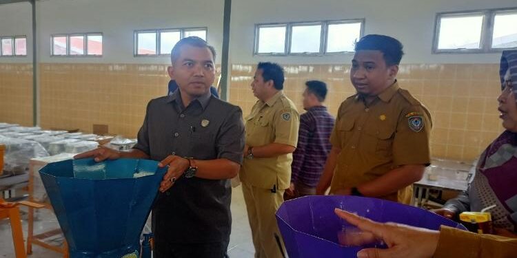FOTO: DOK. ALDI/MATA KALTENG - Ketua DPRD Seruyan, Zuli Eko Prasetyo (kiri) saat mengecek sarpras yang ada di Sentra IKM Seruyan yang terletak di Desa Sungai Undang, Kecamatan Seruyan Hilir dalam agenda reses tahun 2022 lalu.