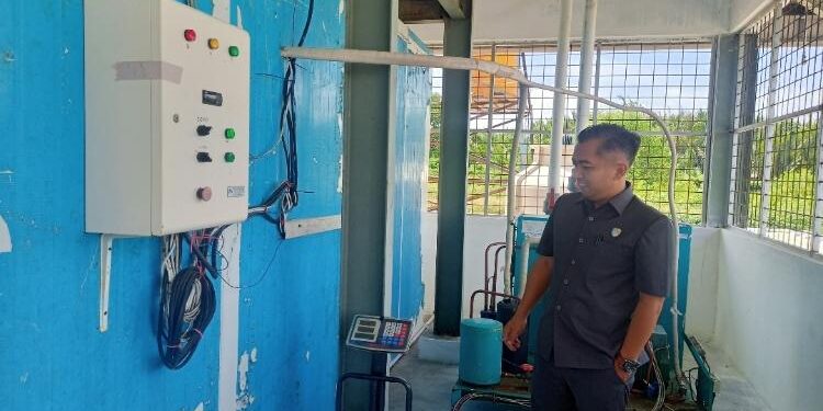 FOTO: DOK. ALDI/MATA KALTENG - Ketua DPRD Seruyan, Zuli Eko Prasetyo (kiri) saat mengecek sarpras yang ada di Sentra IKM Seruyan yang terletak di Desa Sungai Undang, Kecamatan Seruyan Hilir dalam agenda reses tahun 2022 lalu.