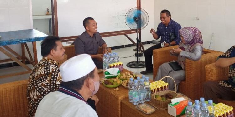 FOTO: DOK. ALDI/MATA KALTENG - Jajaran DPRD Seruyan Dapil I saat berkunjung ke Sentra IKM Seruyan dalam agenda reses tahun lalu.