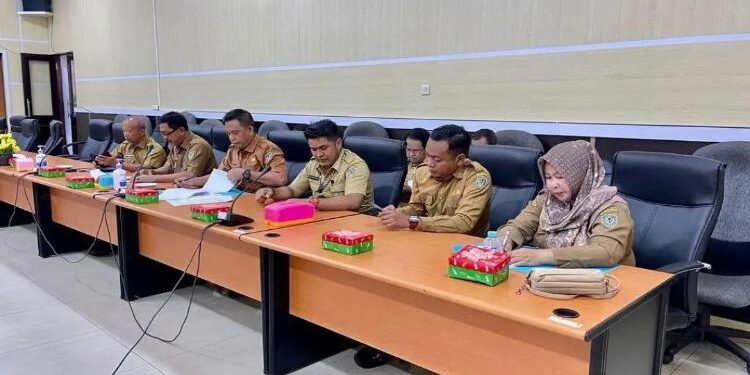 FOTO: DISDIK SERUYAN/MATA KALTENG - Kepala Disdik Seruyan, Rusdi Hidayat bersama jajaran saat mengikuti RDP di Kantor DPRD Seruyan beberapa waktu lalu.