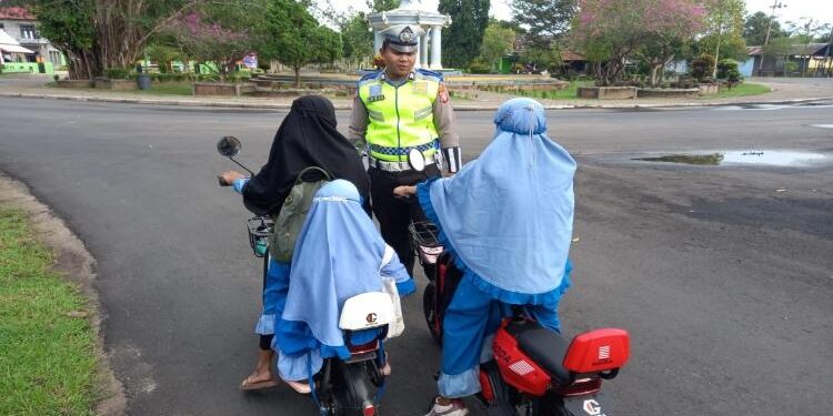FOTO: IST/MATA KALTENG - Anggota Satlantas Polres Seruyan saat memberikan imbauan kepada anak-anak yang kedapatan menggunakan sepeda listrik di jalan raya wilayah dalam Kota Kuala Pembuang, Senin 27 Maret 2023.
