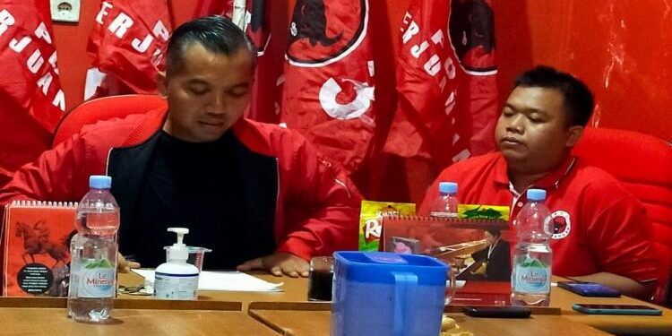 FOTO: IST/MATA KALTENG - Zuli Eko Prasetyo (kiri) saat memimpin jalannya rapat partai di sekretariat DPC PDI Perjuangan Kabupaten Seruyan beberapa waktu lalu.