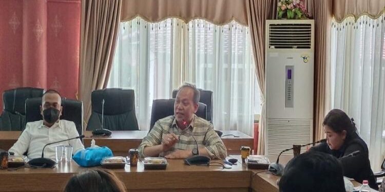 FOTO: IST/MATAKALTENG - Ketua Komisi C Dewan Perwakilan Rakyat Daerah (DPRD) Kota Palangka Raya, Hasan Busyairi saat mengikuti rapat pembahasan Raperda.