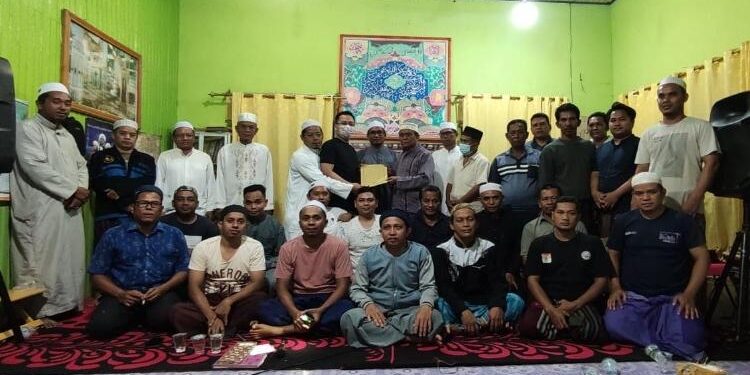 FOTO: DPRD/MATA KALTENG - Anggota DPRD Kotim, Hendra Sia saat menerima laporan warga Kecamatan Parenggean.